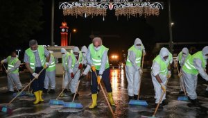Ümraniye Belediye başkanı cadde temizledi