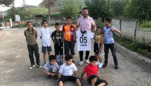 Kadir Çakır, imzalı Beşiktaş formasına kavuştu