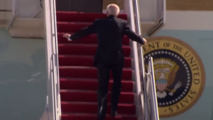 Joe Biden uçağa binerken düştü