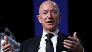 Dünyanın en zengin insanı Jeff Bezos uzay yolculuğunu başarıyla gerçekleştirdi